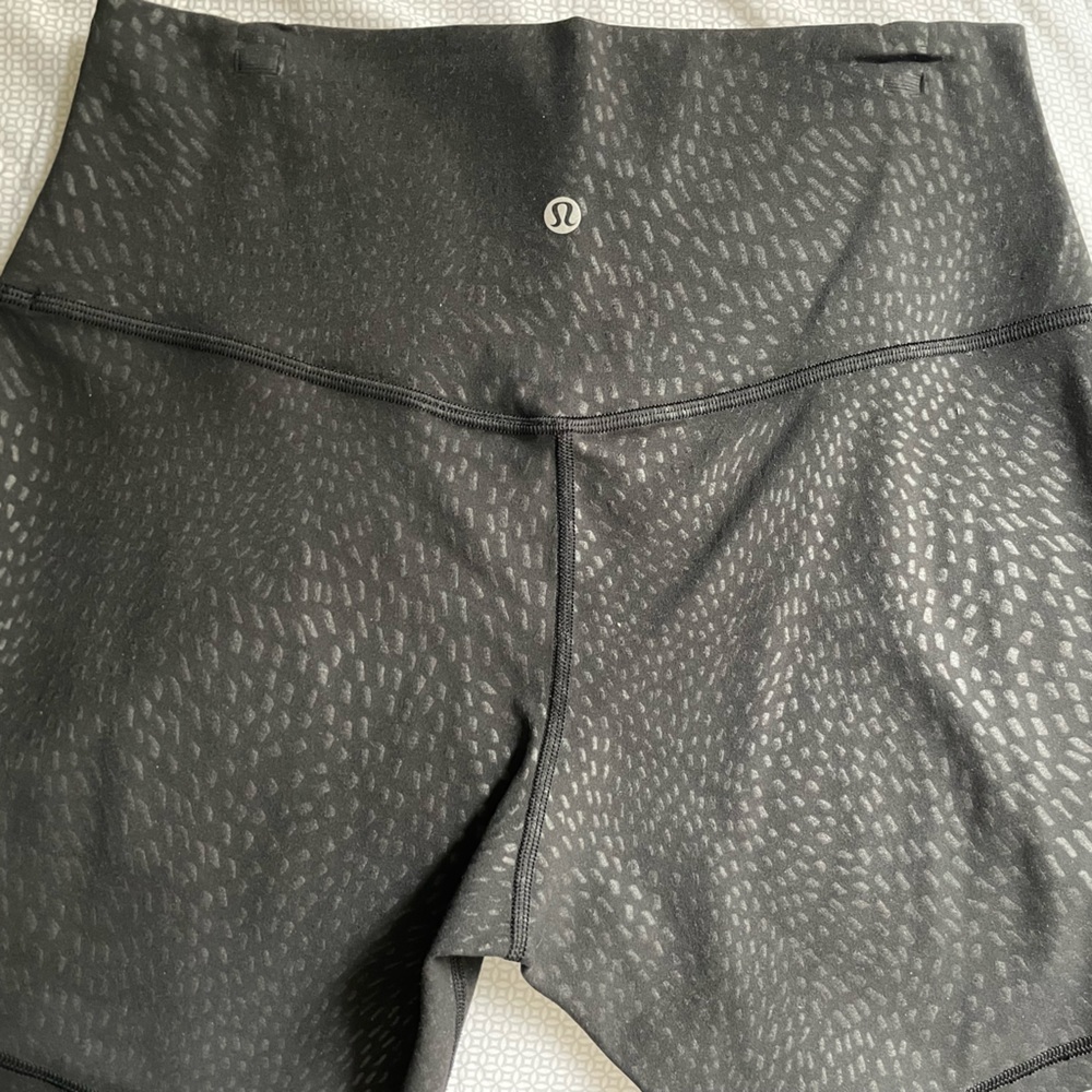 LULULEMON ALIGN SHORT 6"
Jewel Emboss Black
Size: 10